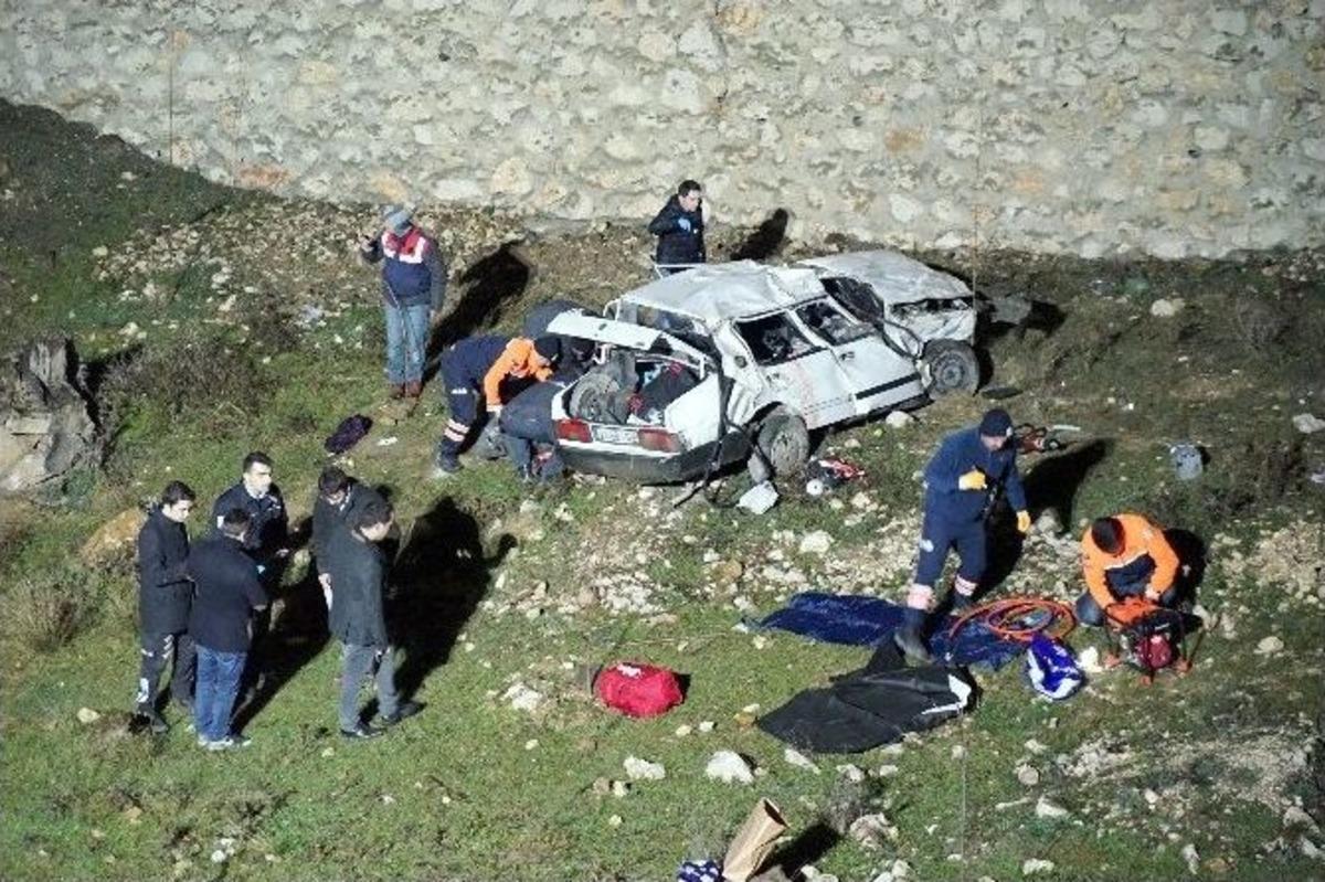 İki Otomobil, Peş Peşe Dereye U&ccedil;tu: 3 &Ouml;l&uuml;, 8 Yaralı