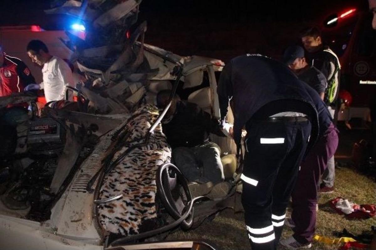 Bodrum&rsquo;da Feci Kaza, Otomobil İkiye B&ouml;l&uuml;nd&uuml;; 1 &Ouml;ld&uuml;, 1 Yaralı