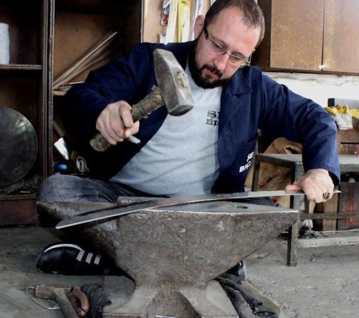 (&ouml;zel Haber) Diriliş Ertuğrul&rsquo;un Kılı&ccedil; Ve Baltaları B&ouml;yle Yapılıyor