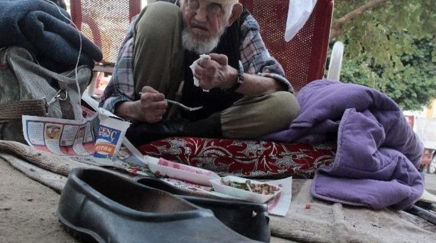 Engelli Yaşlı Adamın Parkta Yaşam M&uuml;cadelesi