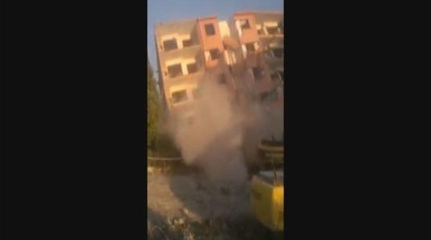 Attığı Taşla 5 Katlı Binayı B&ouml;yle Yıktı...