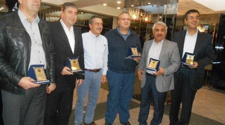 Sivrihisarlılar Derneği&rsquo;nden İş Adamları Ve Hayırseverlere Plaket