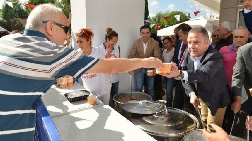 Başkan B&ouml;cek, Vatandaşa Aşure İkram Etti