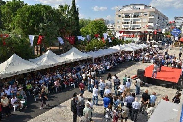 Başkan B&ouml;cek, Vatandaşa Aşure İkram Etti 2