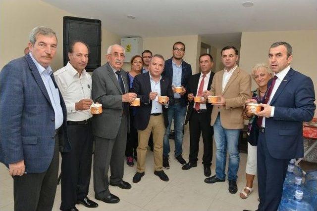 Başkan B&ouml;cek, Vatandaşa Aşure İkram Etti 3