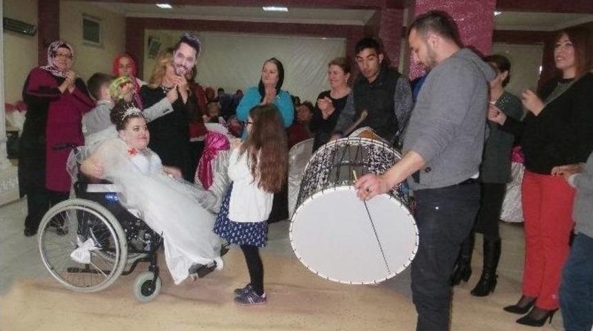 Engelli Gen&ccedil; Kız Damatsız D&uuml;ğ&uuml;n İle D&uuml;nyaevine Girdi