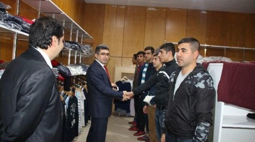 Varto&rsquo;da 30 Teskereci Askere Giyim Desteği