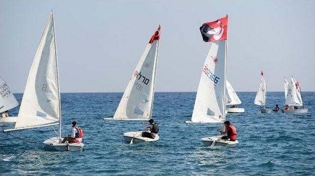 Antalya’da Yelkenler Cumhuriyet Kupası İçin Açıldı