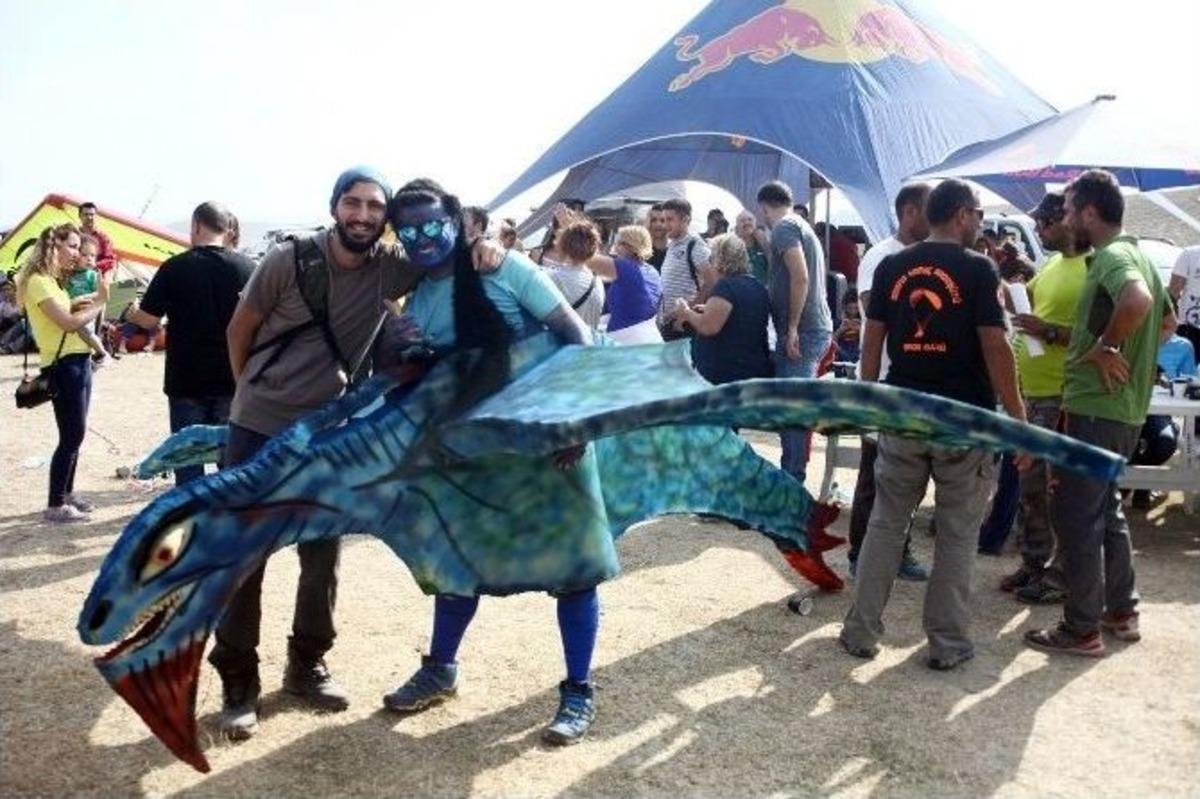 Kost&uuml;mleriyle U&ccedil;tular