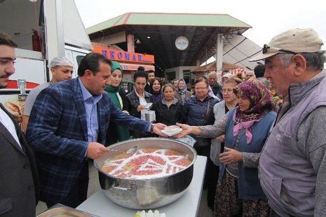 Başkan Soylu Vatandaşlara Aşure Dağıttı