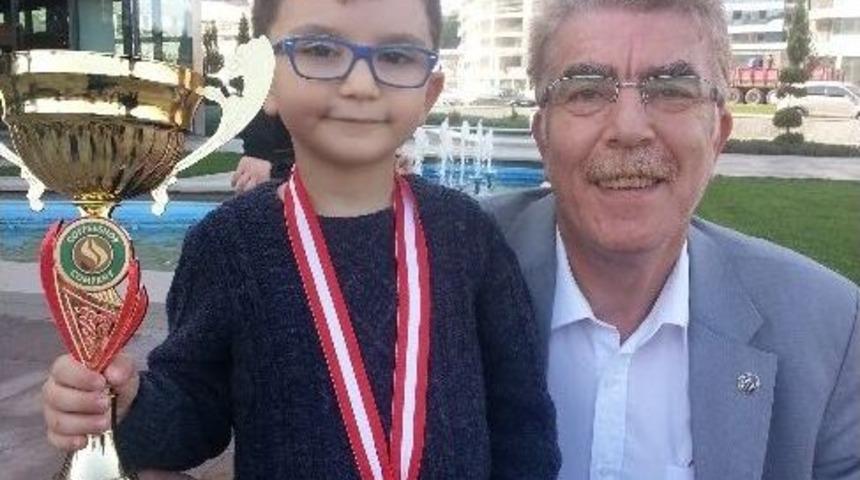 Satran&ccedil; Şampiyonu Gkv&rsquo;lı Hasan&rsquo;a Boyu Kadar Kupa