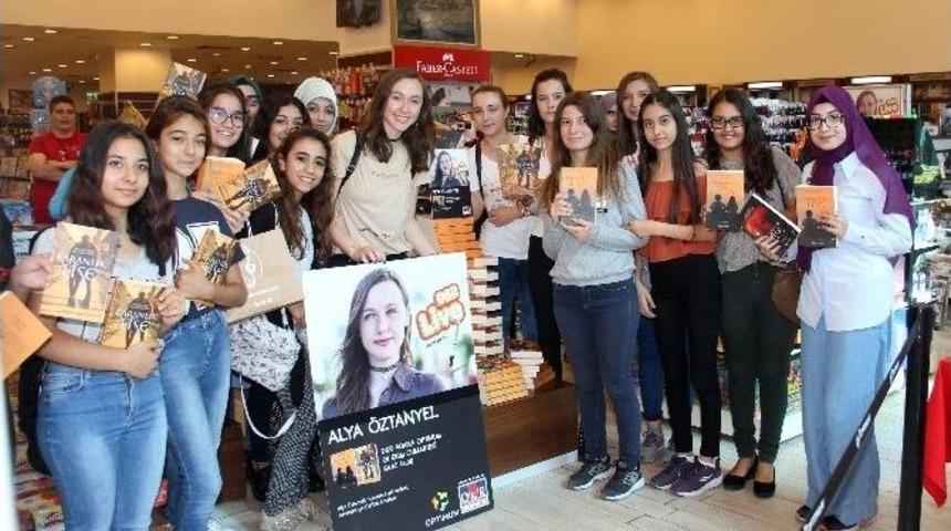 Gen&ccedil; Yazar Alya &Ouml;ztanyel Okurları İle Buluştu