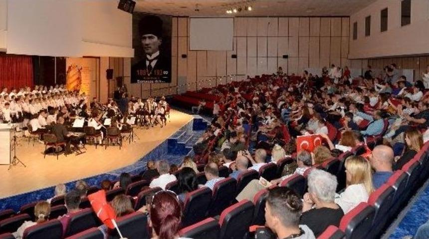 Muratpaşa Gen&ccedil;lik Orkestrası Cumhuriyet İ&ccedil;in Sahnede