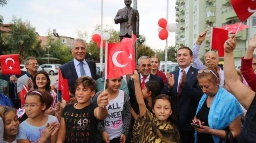 Site Bah&ccedil;esine Atat&uuml;rk Anıtı