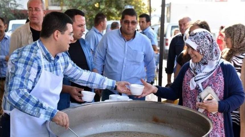 Tütüncü’den Aşure İkramı