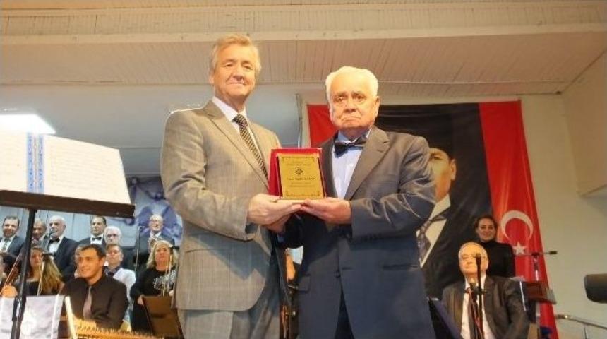 Burhaniye&rsquo;de 84 Yaşındaki Şarkıcıya Teşekk&uuml;r Plaketi