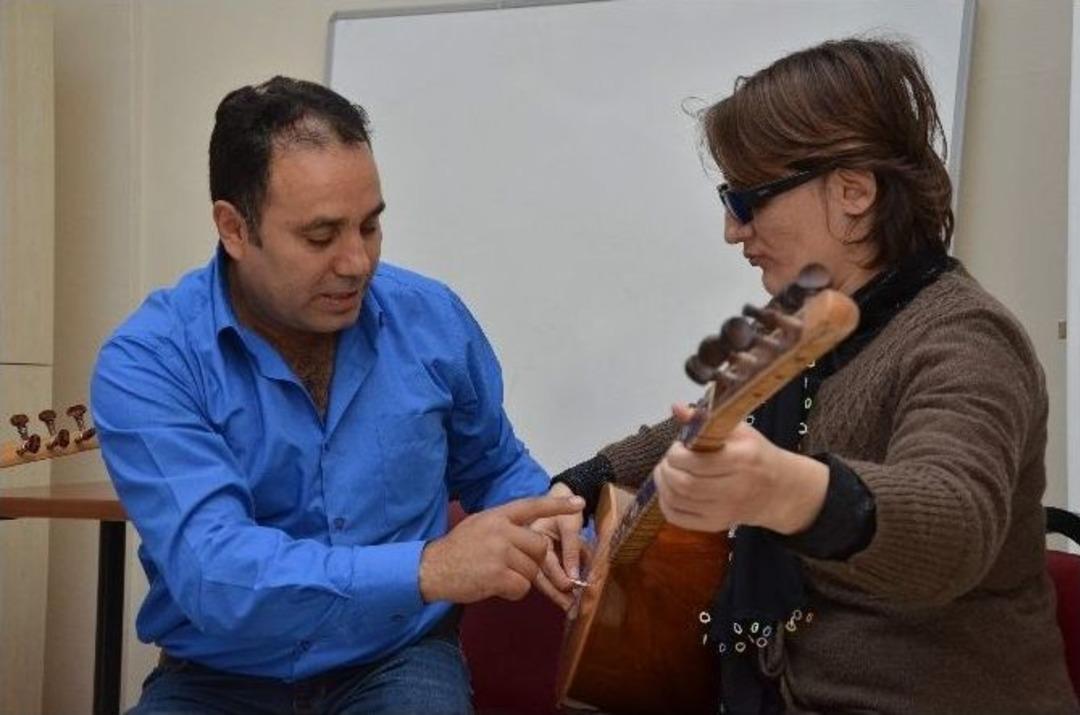 (&ouml;zel Haber) Karanlık D&uuml;nyasını M&uuml;zikle Aydınlatıyor