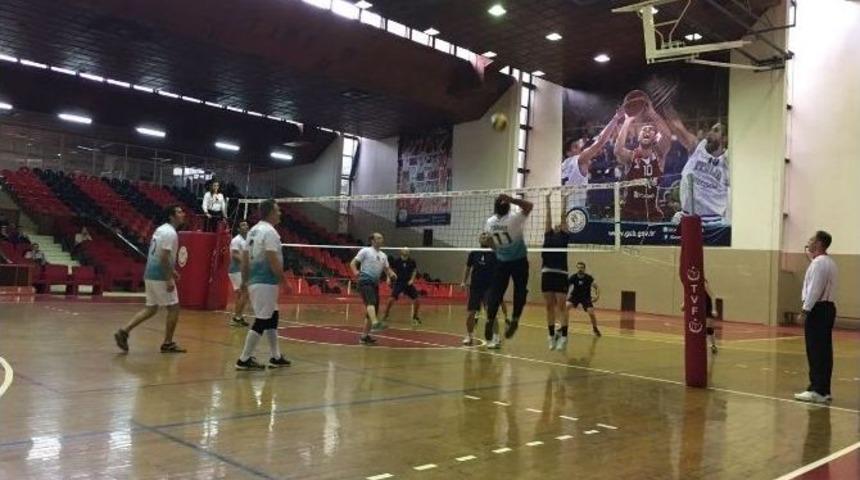 Cumhuriyetimizin Anısına D&uuml;zenlenen Voleybol Turnuvasında Valilik Birinci Oldu