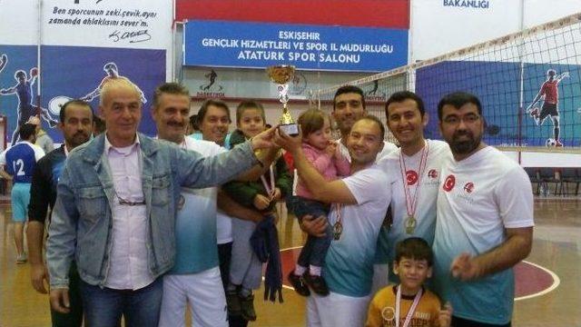 Cumhuriyetimizin Anısına D&uuml;zenlenen Voleybol Turnuvasında Valilik Birinci Oldu 1