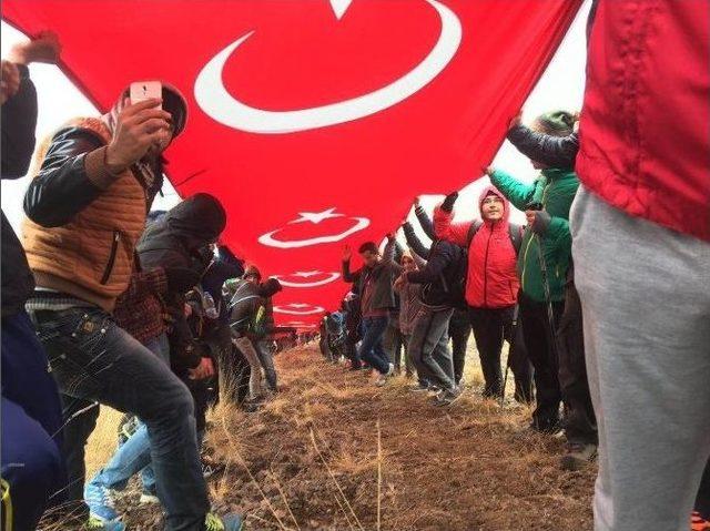 150 Metrelik Türk Bayrağı İle Zirve Tırmanışı