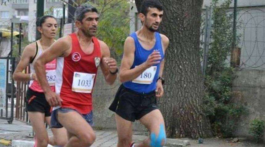 Manisalı Maratoncu Cumhuriyet Koşusu&rsquo;ndan Boş D&ouml;nmedi