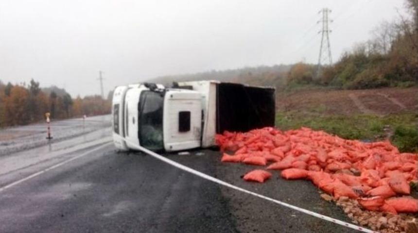K&ouml;m&uuml;r Y&uuml;kl&uuml; Kamyon Devrildi: 5 Yaralı