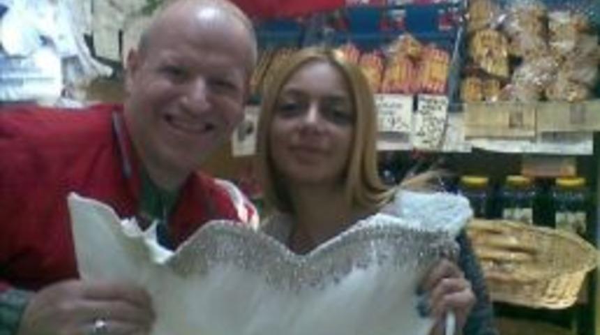 G&ouml;lc&uuml;kl&uuml; Esnaf İhtiya&ccedil; Sahiplerine 38 Gelinlik Hediye Etti