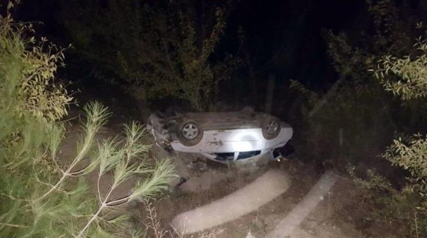 Otomobil U&ccedil;uruma Yuvarlandı: 2 Yaralı