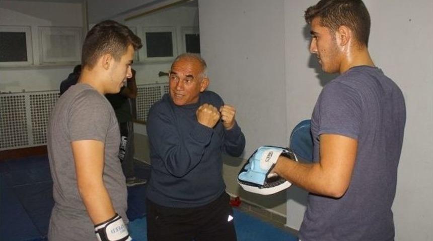 Dinar Belediyesinin A&ccedil;tığı Boks Kursu Devam Ediyor