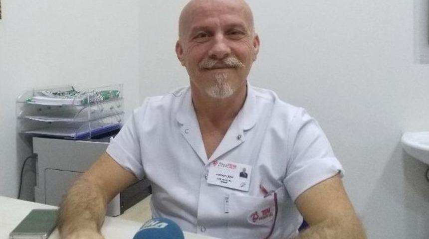 Hastane Kapısında Sıkışan Kediye Kalp Masajı