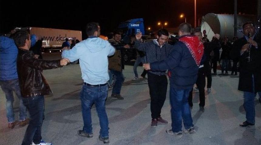 Lapseki&rsquo;de Davullu Zurnalı Asker Eğlencesi