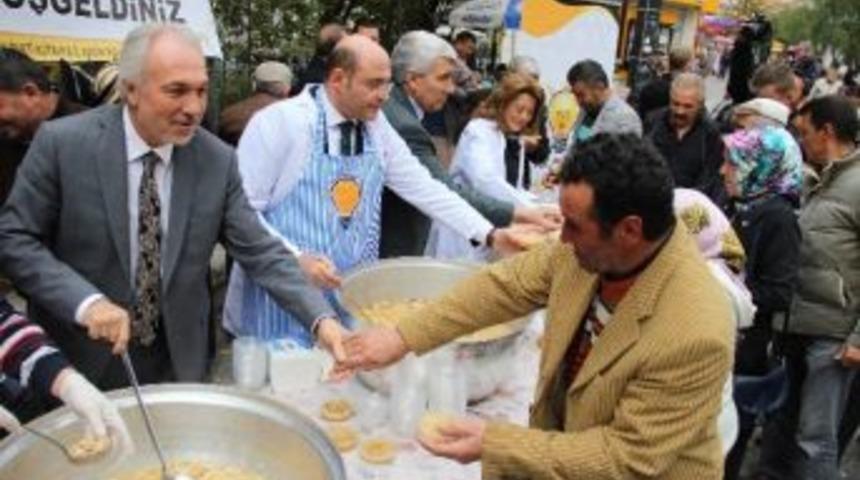 Ak Partili Hanımlardan Aşure İkramı