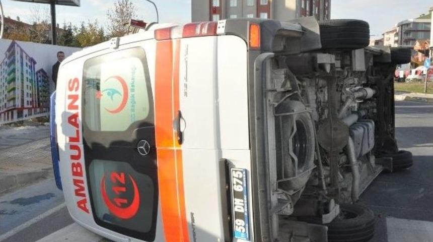 Minib&uuml;s Ambulansa &Ccedil;arptı: 3&rsquo;&uuml; Sağlık Personeli 6 Yaralı