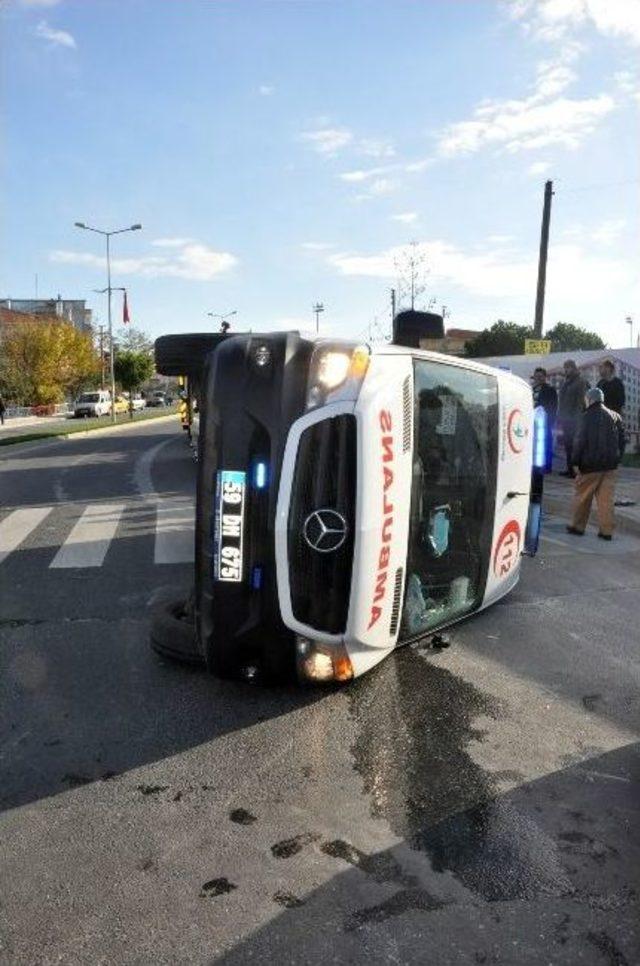 Minibüs Ambulansa Çarptı: 3’ü Sağlık Personeli 6 Yaralı