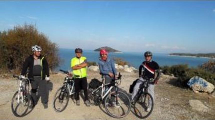 Cumhuriyetin 93&rsquo;&uuml;nc&uuml; Kuruluş Yıld&ouml;n&uuml;m&uuml; Anısına G&ouml;l Etrafında Pedal &Ccedil;evirdiler