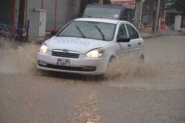 Siirt’te Yağmur Suyu Yolları Gölete Çevirdi