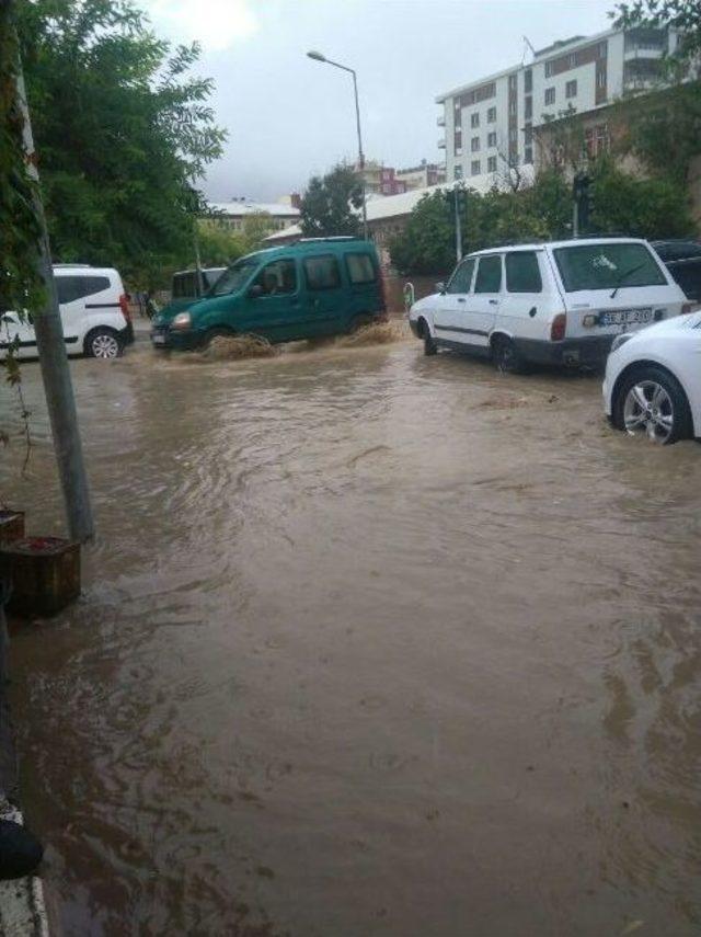 Siirt’te Yağmur Suyu Yolları Gölete Çevirdi