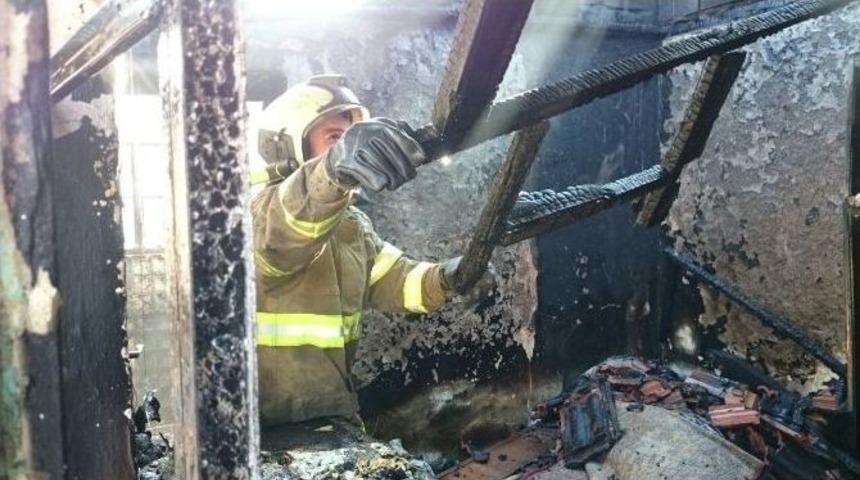 Burhaniye&rsquo;de Tek Katlı Ev, Yangında K&uuml;le D&ouml;nd&uuml;