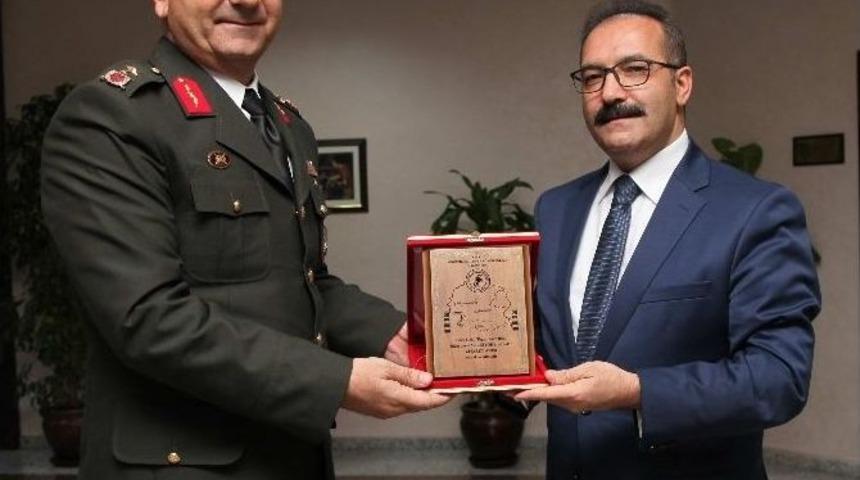 Rekt&ouml;r G&uuml;r&rsquo;e Plaket