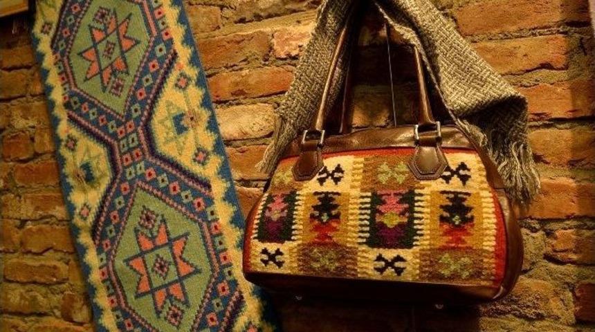 Kilimlere Emek Ve Sevgiyi İşlediler