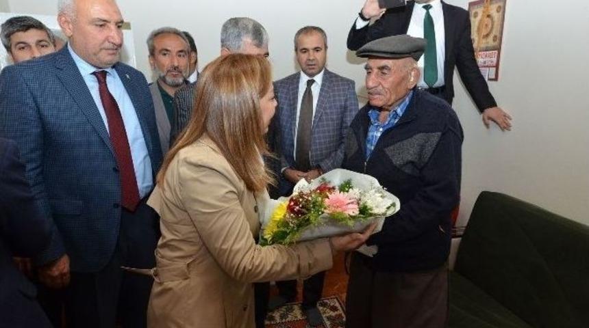 Yeşilyurt Belediyesi &lsquo;baştacı&rsquo; Projesiyle Evde Yaşlı Bakım Hizmeti Veriyor