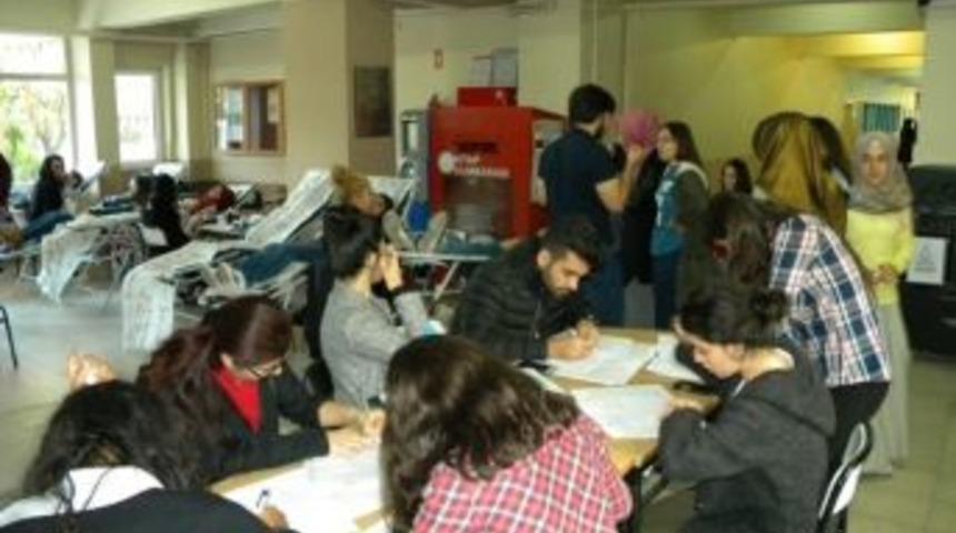 Be&uuml; &Ouml;ğrencileri Kan Bağışı Yaptı