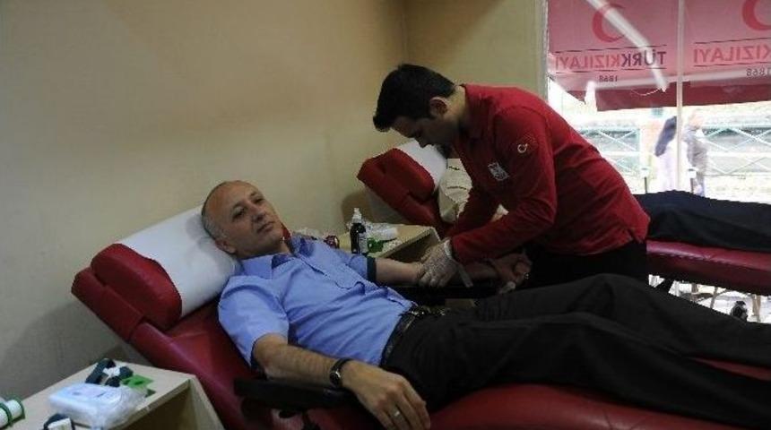 Sağlık &Ccedil;alışanlarından Kan Bağışı Kampanyasına Destek