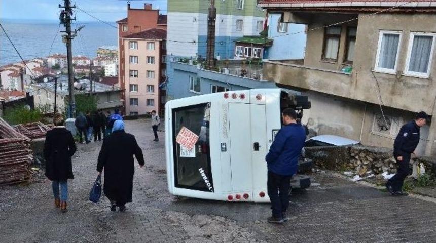 Kontrolden &Ccedil;ıkan Minib&uuml;s Devrildi: 2 Yaralı