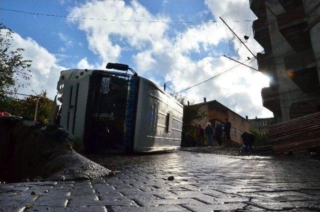 Kontrolden Çıkan Minibüs Devrildi: 2 Yaralı