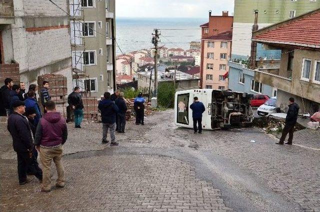 Kontrolden Çıkan Minibüs Devrildi: 2 Yaralı