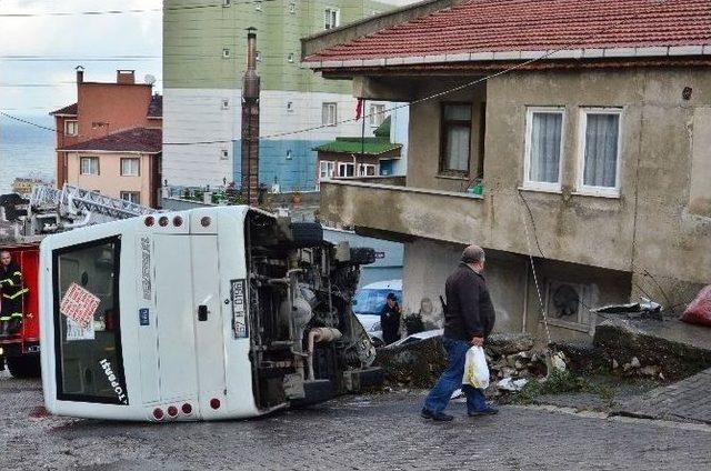 Kontrolden Çıkan Minibüs Devrildi: 2 Yaralı