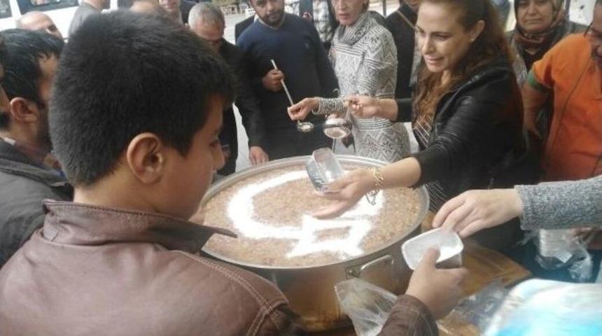 Mavi Umutlar Yardımlaşma Derneği Aşure Dağıttı