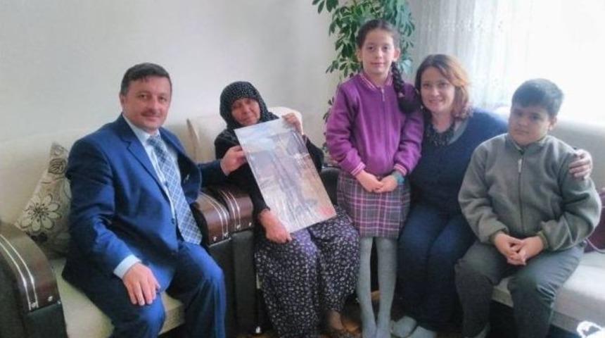 Okul &Ouml;ğretmen Ve &Ouml;ğrencilerinden Şehidin Yakınlarına Anlamlı Ziyaret