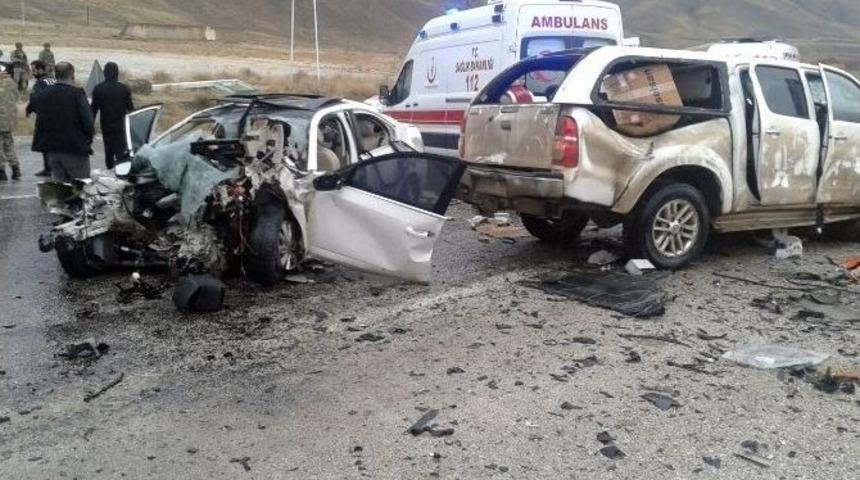 Van&rsquo;da Trafik Kazası: 5 &Ouml;l&uuml;, 3 Yaralı